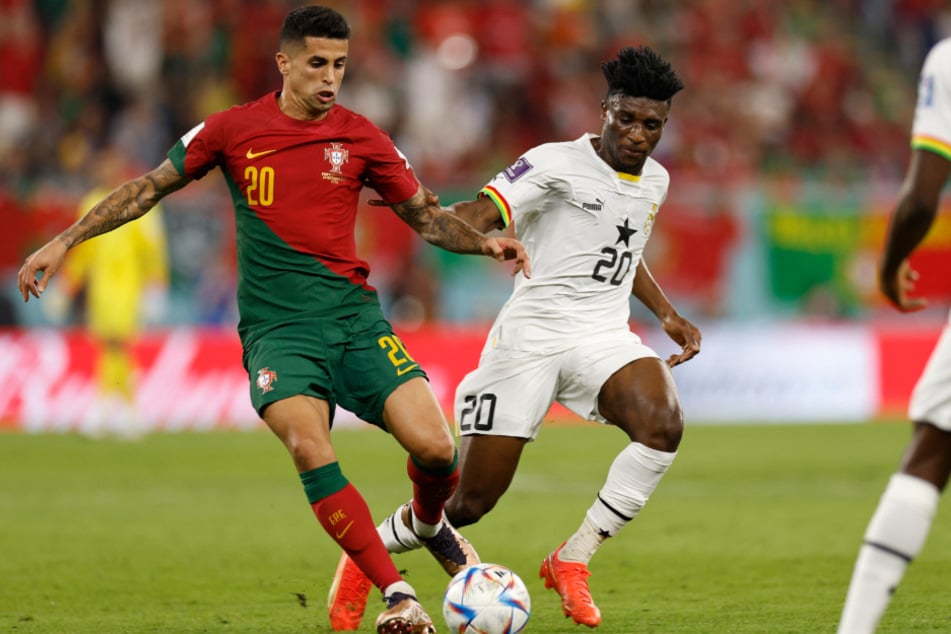 Er hat bei der WM 2022 für Aufsehen gesorgt. Auch wenn er mit Ghana in der Gruppenphase rausgeflogen ist, hat er die Aufmerksamkeit der Top-Klubs auf sich gezogen: Mohammed Kudus (22, r.).