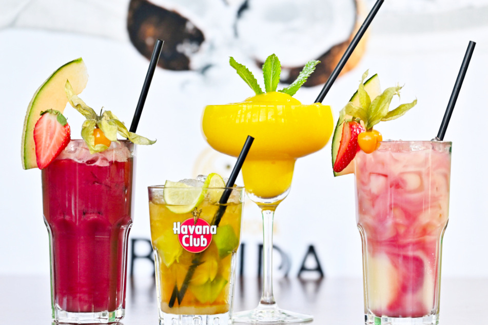 Mit den bunten Cocktails im Brazil startet Ihr entspannt in den Feierabend.