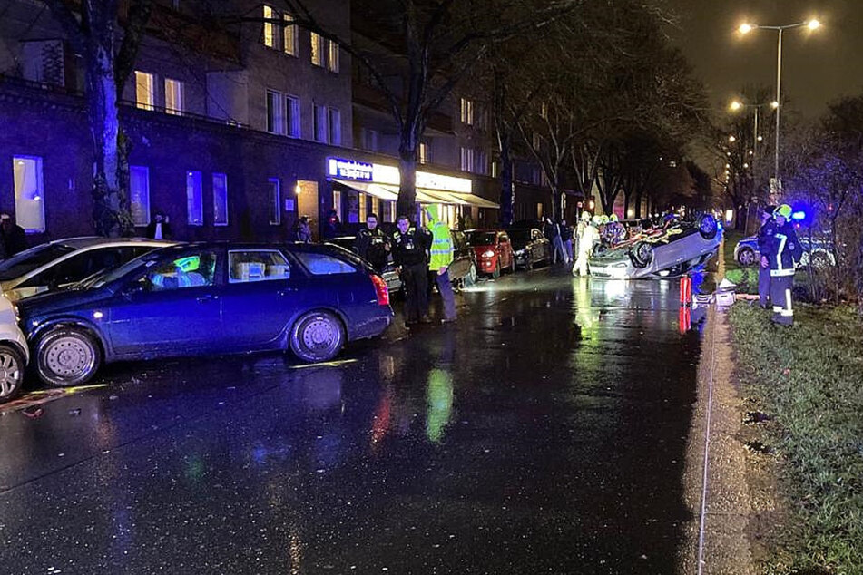 Berlin: Unfall in Berlin-Tempelhof: Auto überschlägt sich und hinterlässt Schneise der Verwüstung