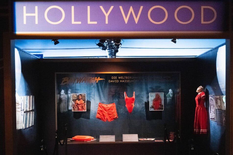 In der Hollywood-Ecke des BikiniARTmuseums sind unter anderem originale Stücke der "Baywatch"-Stars Pamela Anderson (59) und David Hasselhoff (74) zu sehen.