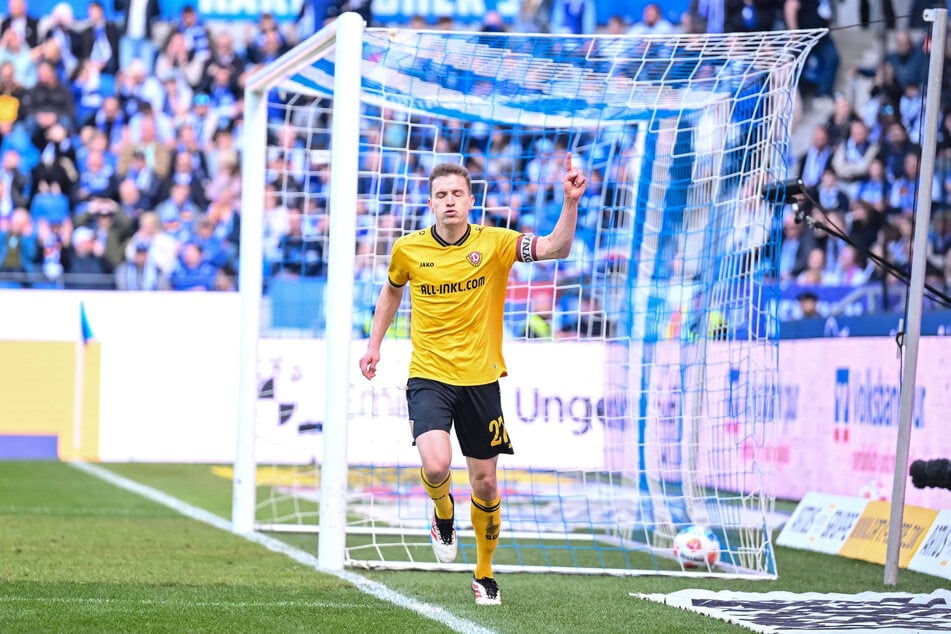 Niklas Hauptmann (29) nach seinem Treffer zum 3:1 in Karlsruhe. So will er am Sonntag gegen Kiel nach dem Spiel jubeln.