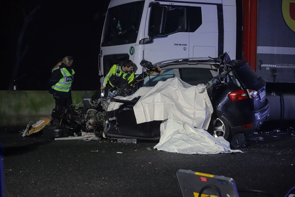 Der Fahrer und einer der Mitfahrer starben noch am Unfallort, der Raststätte Sternenberg-Süd an der A46.