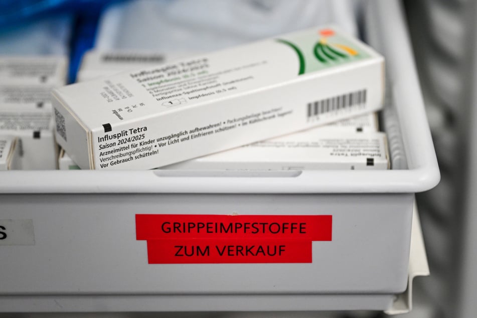 Grippe-Impfstoffe liegen in einer Apotheke bereit.