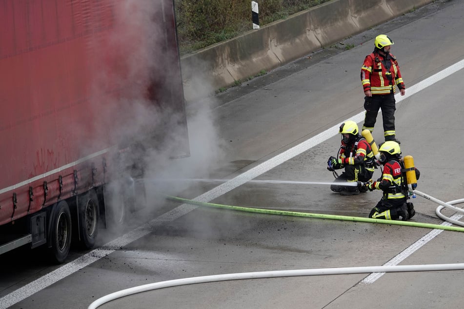 Der hintere Teil des Lasters geriet in Brand.