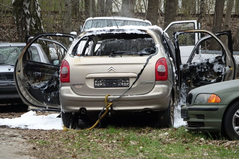 Chemnitz: Chemnitz: Parkender Citroen brennt vollständig aus