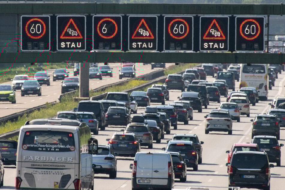 Nach einem Unfall auf der A8 staute sich der Verkehr bei Augsburg kilometerweit. (Symbolfoto)