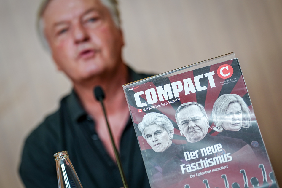 Die Ex-Lehramtsreferendarin arbeitete als Moderatorin bei "Compact TV", dessen Chef Jürgen Elsässer (67) ist.