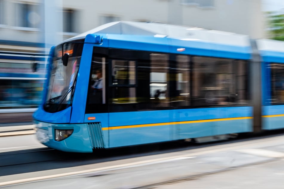 Zwei Jugendliche lösten am Montag eine Gefahrenbremsung in einer Chemnitzer Straßenbahn aus. (Symbolbild)