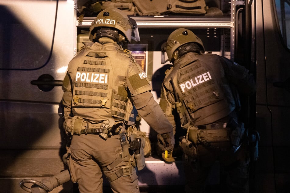 Spezialeinsatzkräfte drangen am Sonntagabend in die Wohnung des 48-Jährigen ein. (Symbolfoto)