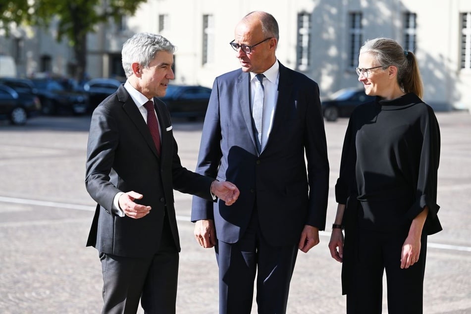 Gerichtspräsident Stephan Harbarth (54, l.) und Vizepräsidentin Ann-Kathrin Kaufhold (50) begrüßten Bundeskanzler Friedrich Merz (70, CDU).