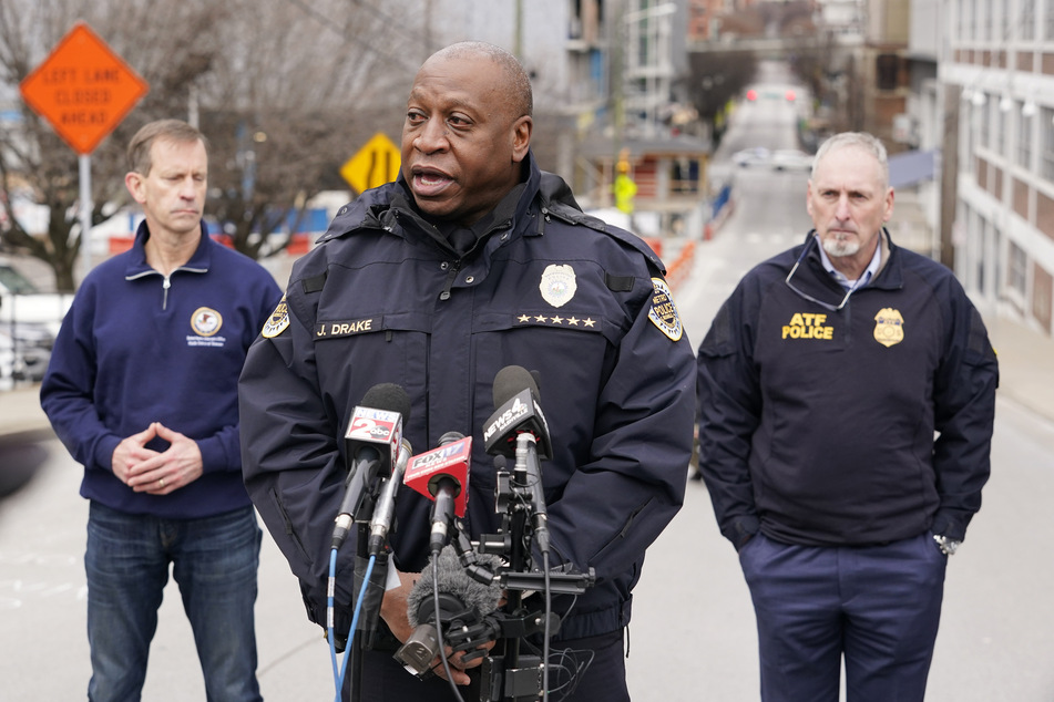John Drake (M), Polizeichef von Nashville, spricht während einer Pressekonferenz zu den Medien.