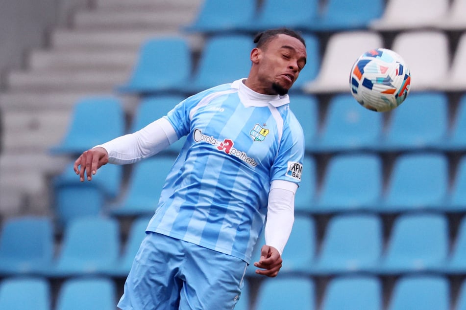 Martial Ekui (22) kam im Sommer vom Fünftligisten Bayern Hof. Er spielte sich ab dem 3. Spieltag im Team fest.