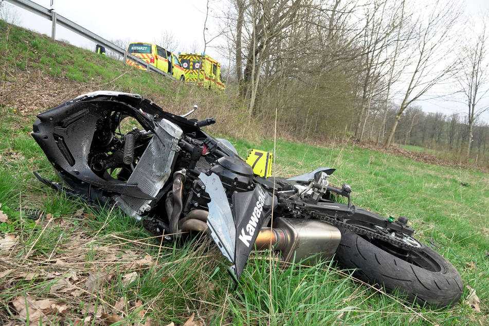 19-jähriger Motorradfahrer stirbt bei Horror-Crash im Erzgebirge
