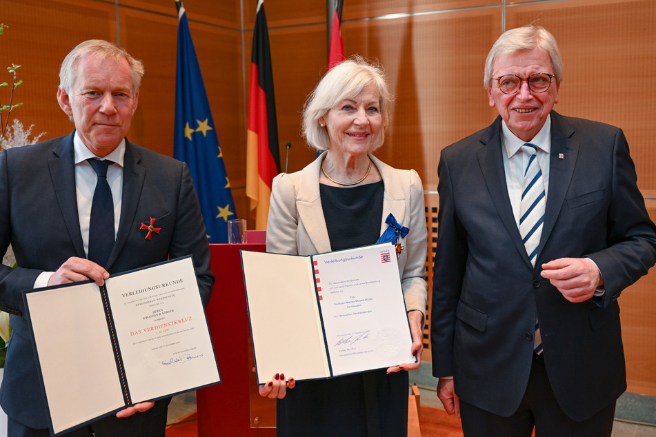 Stolze Gesichter bei der Ehrung (v.l.n.r.): Johannes B. Kerner, Marlies Mosiek-Müller und Volker Bouffier.