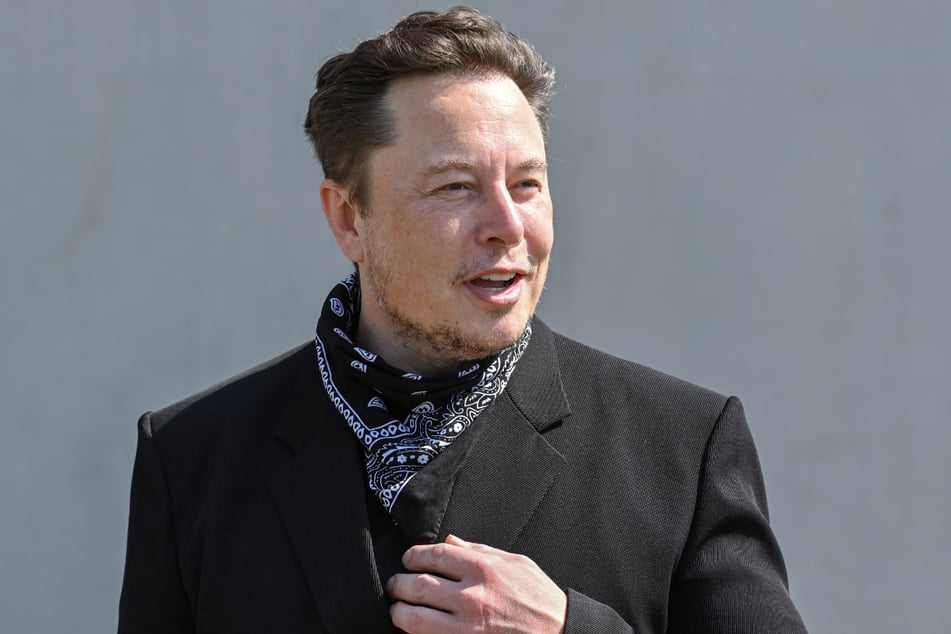 Es bleibt weiterhin unklar, was Elon Musk (50) mit seiner Twitter-Aktion bezwecken wollte. Der Vorwurf des Insiderhandels steht im Raum, da Elons Bruder Kimbal bereits vor der Umfrage einen satten Gewinn erzielte.