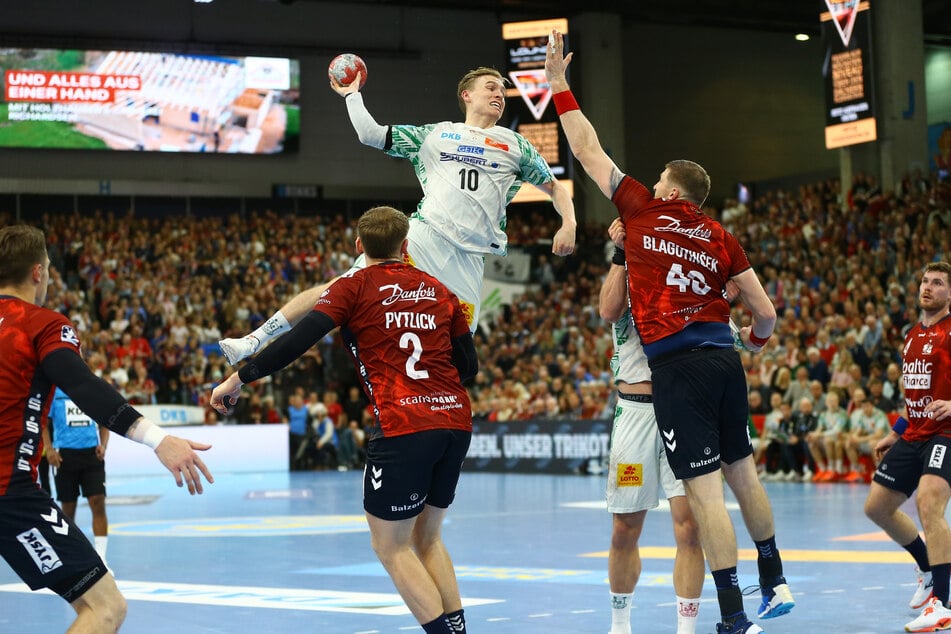 Gisli Kristjansson (am Ball, 26) hat seinen Vertrag mit dem SCM bis 2030 verlängert. (Archivbild)