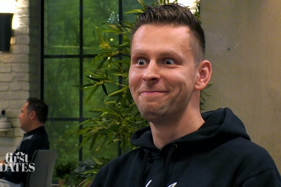 Björn (29) ist auf Anhieb hin und weg von Date-Partnerin Jenny (34).