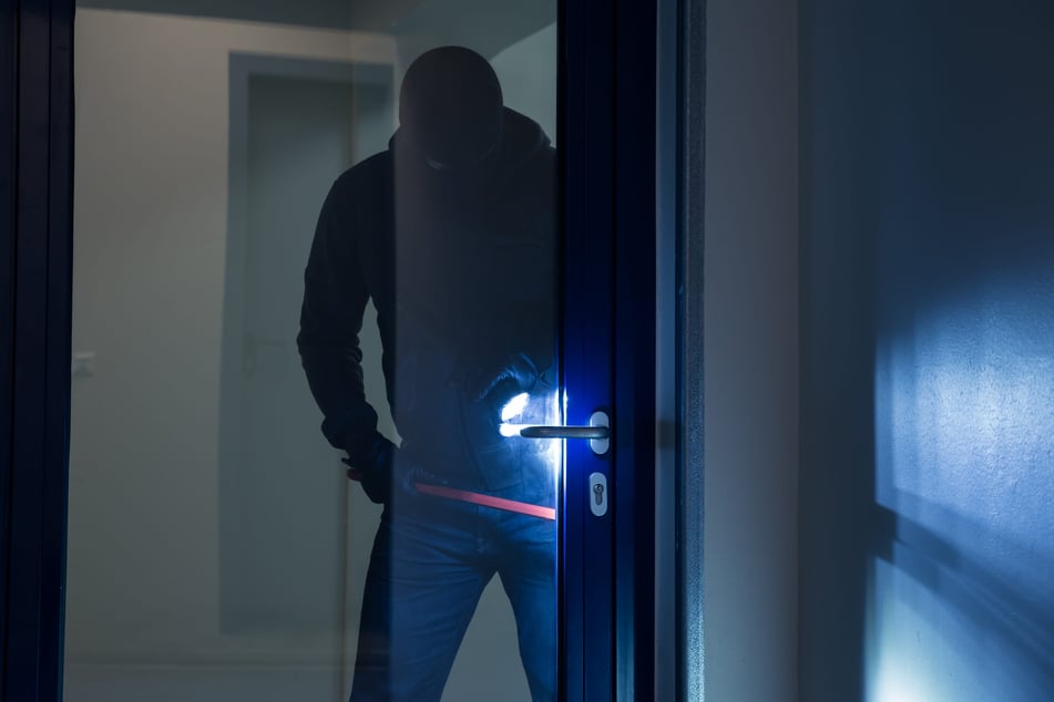 In Köln-Altstadt-Süd sind zwei Männer in die Wohnung einer 68-Jährigen eingedrungen und haben diese mit einer Pistole bedroht. (Symbolbild)