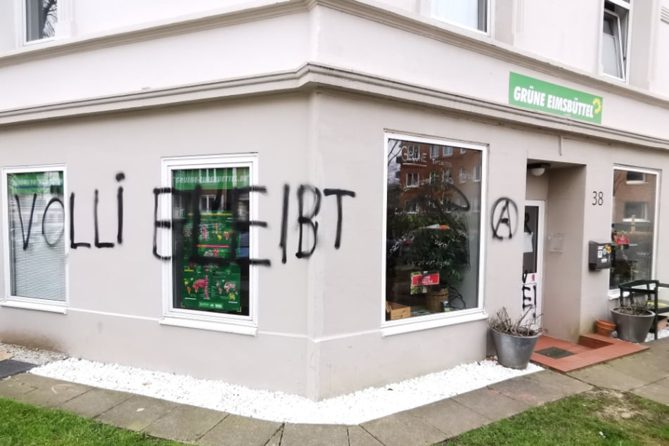 Diesen Schriftzug sprayten unbekannte Täter an die Hauswand des Grünen-Büros in Hamburg-Eimsbüttel.