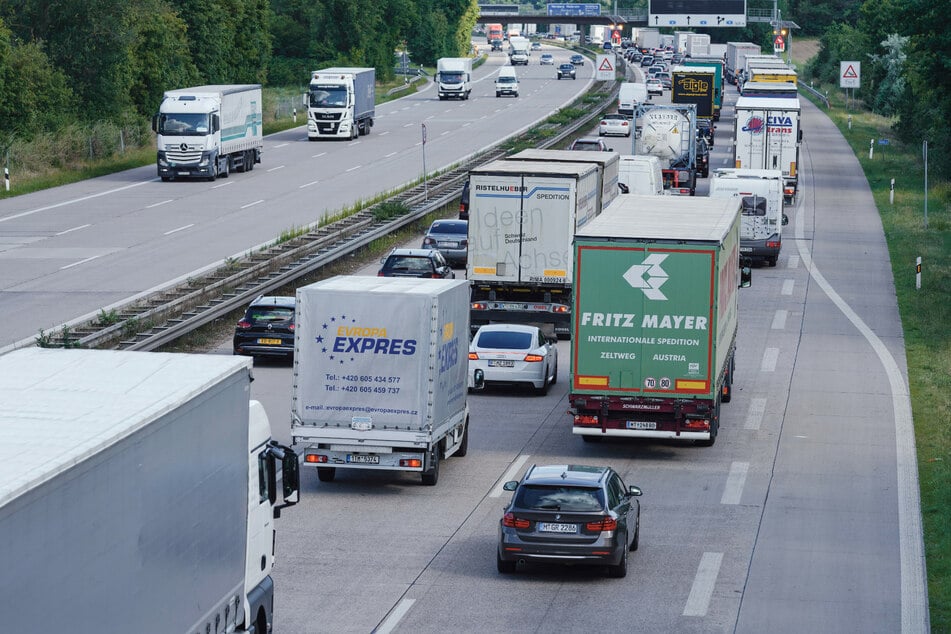 Die Polizei fahndet nach dem unbekannten Lkw von der A6 nahe Heilbronn. (Symbolfoto)