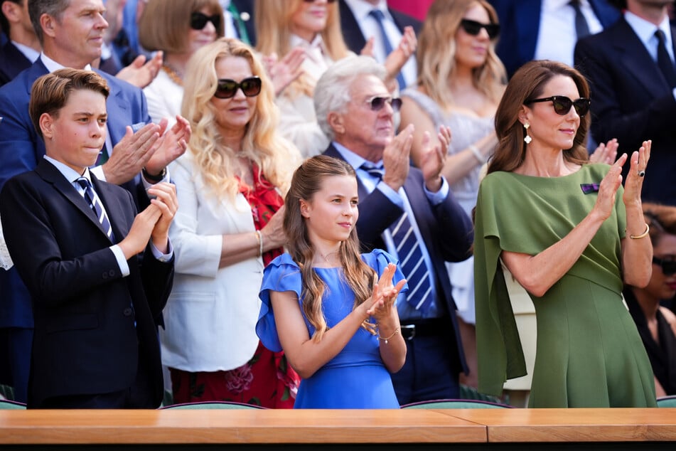 Prinzessin Charlotte (11, M.) besuchte gemeinsam mit ihrem Bruder Prinz George (12, l.), ihrer Mutter Prinzessin Kate (44, r.) und ihrem Vater Prinz William (44) das Wimbledon-Finale der Herren.