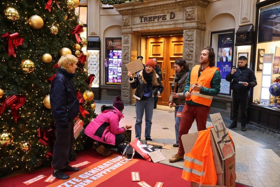 Die Demonstranten spielten Flöte.