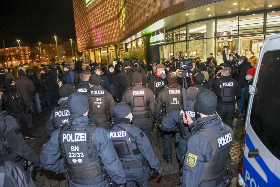 Demo-Montag: Hunderte Menschen versammeln sich in und um Leipzig