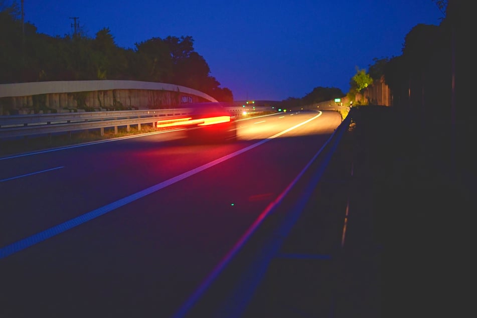 Der Audi-Fahrer (48) war am späten Samstagabend auf der linken Spur der A3 unterwegs, als er seinen Wagen plötzlich stoppte. (Symbolbild)
