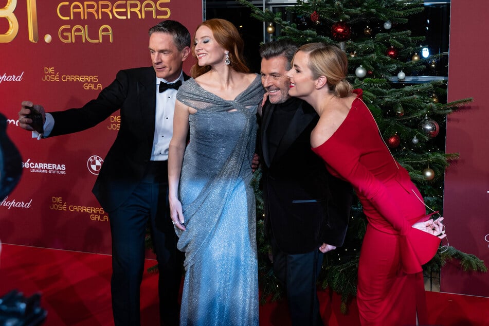 Bitte recht freundlich: Auf dem roten Teppich gab es gleich mal ein Selfie mit Model Barbara Meier (39, 2.v.l.) sowie den Moderatoren Sven Lorig (54) und Stephanie Müller-Spirra (42).