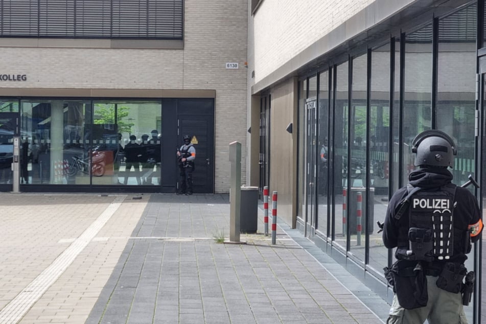 Schüler hantiert mit Waffe an Düsseldorfer Schule: Polizei gibt Entwarnung, SEK-Team rückt ab