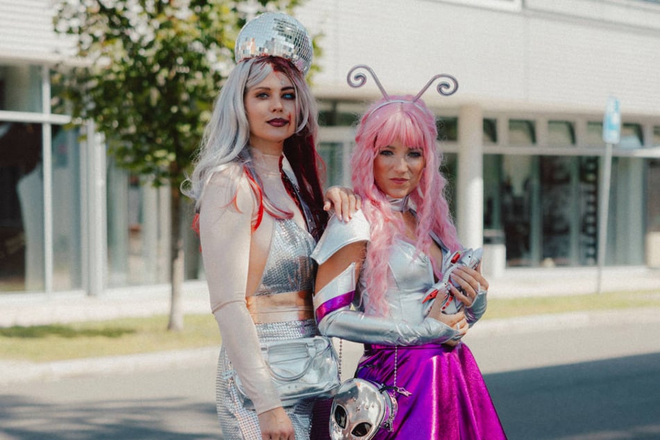 Die eine wurde von einer Discokugel erschlagen, die andere mimt eine Space-Prinzessin: Josefine Bressel (34, l.) und Iris Mareike Steen (33) präsentieren ihre Halloween-Kostüme für GZSZ.