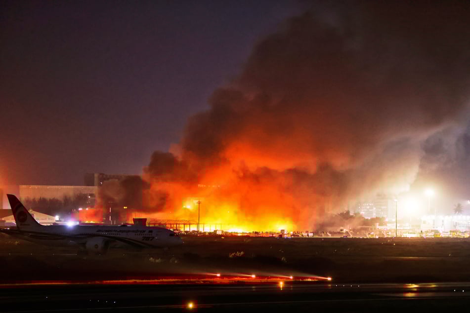 Feuer und Rauch sind im Frachtbereich des Hazrat Shahjalal International Airport zu sehen.
