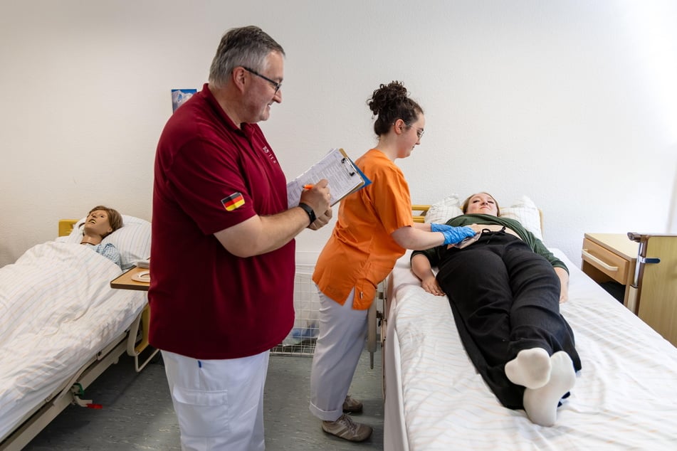 Die Zahl der Absolventen in Pflegeberufen konnte in den letzten Jahren auch in Sachsen gesteigert werden. Inzwischen gibt es auch ein angemessenes Gehalt.