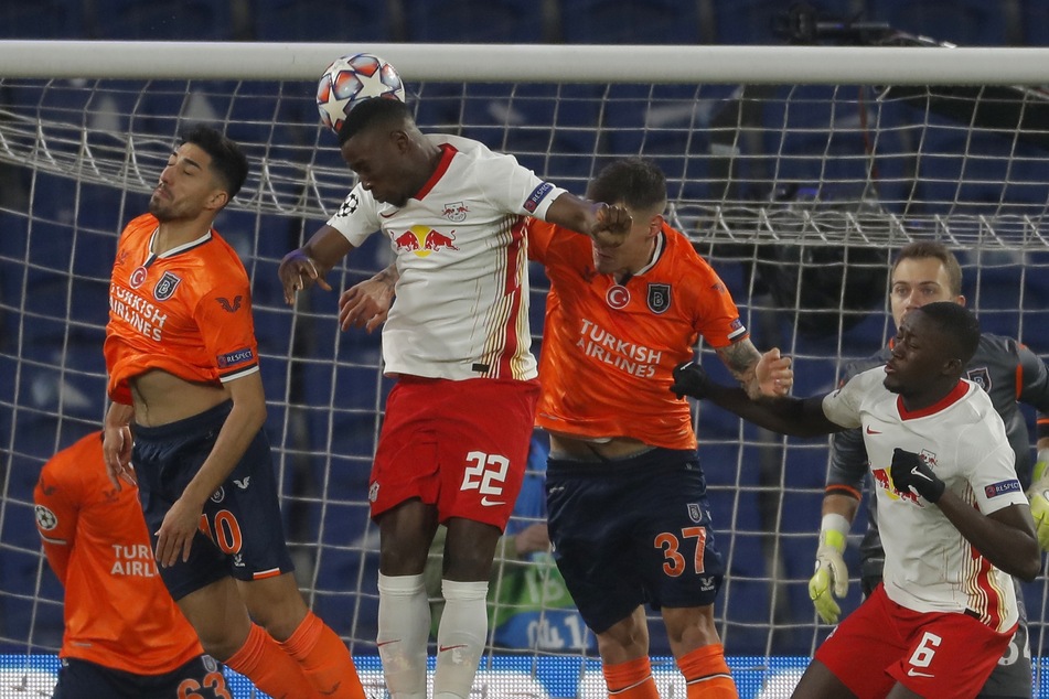 Nordi Mukiele (2.v.l.) prüfte Basaksehir-Keeper Mert Günok (hinten rechts) in der 4. Minute mit einem Kopfball.