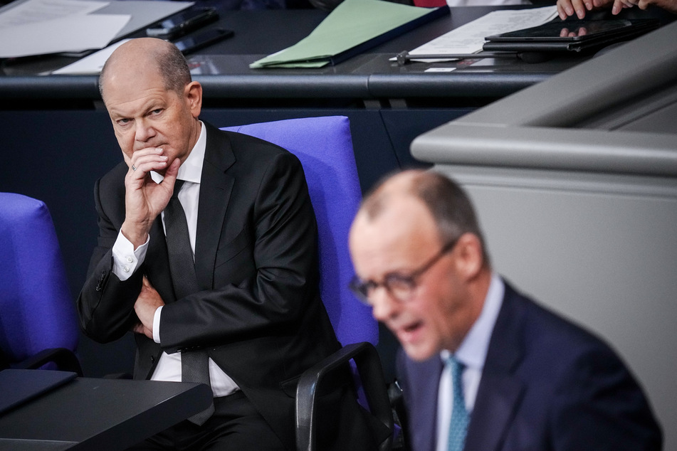 Bundeskanzler Olaf Scholz (65, SPD, l.) und CDU-Chef Friedrich Merz (68) sind entsetzt.