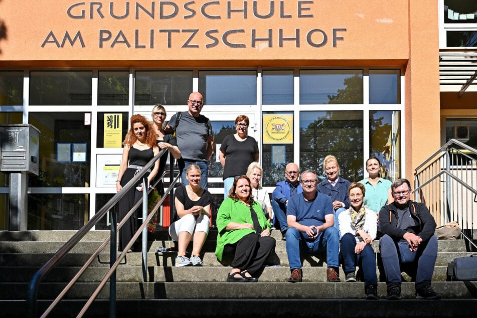 Zum Start der Sommerferien besuchte eine Delegation um Bildungsbürgermeister Donhauser die Grundschule.