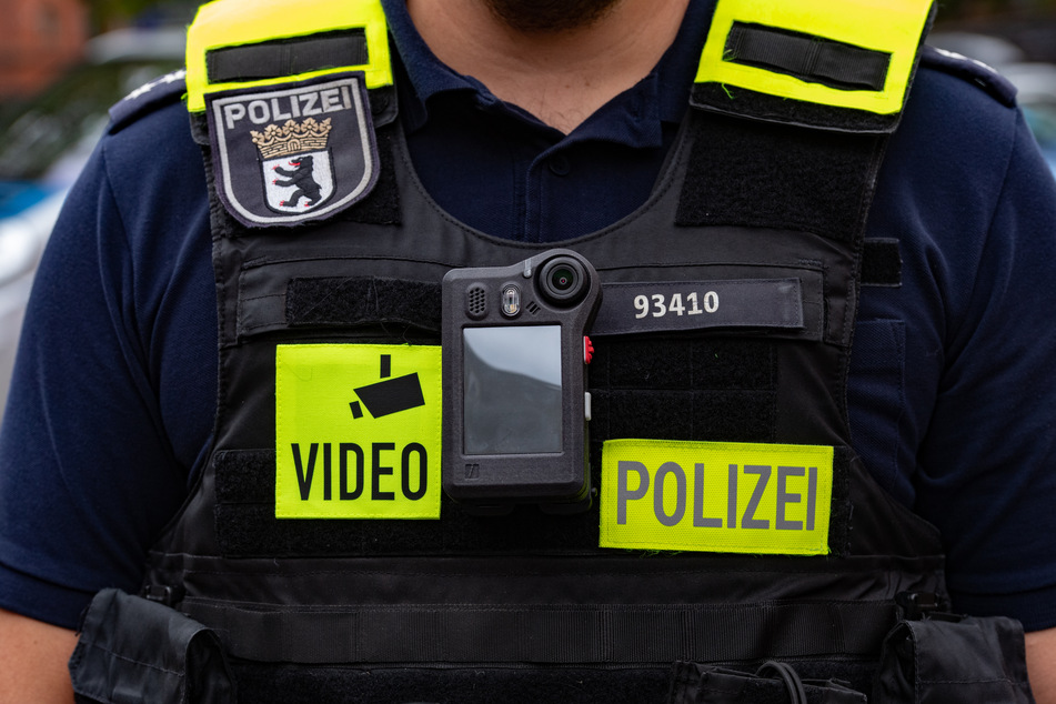 Einige Polizisten sind als Teil eines Testlaufs mit einer Bodycam ausgerüstet. Diese soll zum Filmen genutzt werden, wenn Einsätze eskalieren. (Symbolbild)