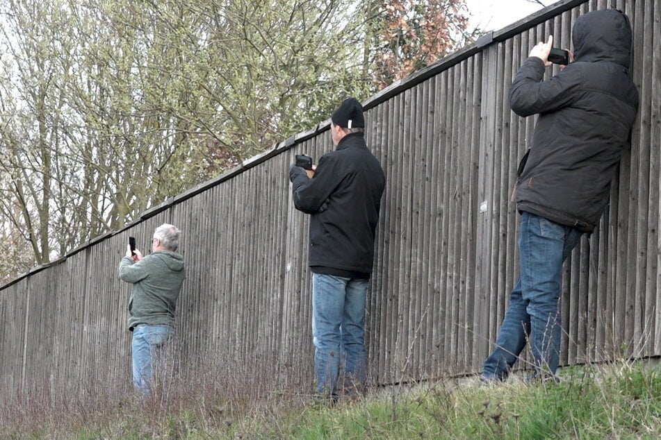 Ein Schaulustiger hat am Hauptbahnhof Regensburg einen Rettungseinsatz gestört und anschließend Polizisten angegriffen. (Symbolbild)