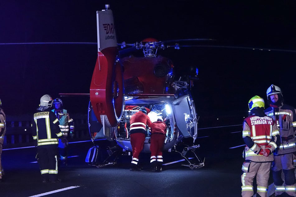 Ein Rettungshubschrauber "Christoph 62" war vor Ort und brachte eine Person in ein Krankenhaus.