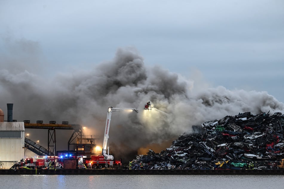 Am Mittwochabend ist auf einem Schrottplatz in Leer ein Feuer ausgebrochen. Auch am Donnerstagmorgen dauern die Löscharbeiten an.
