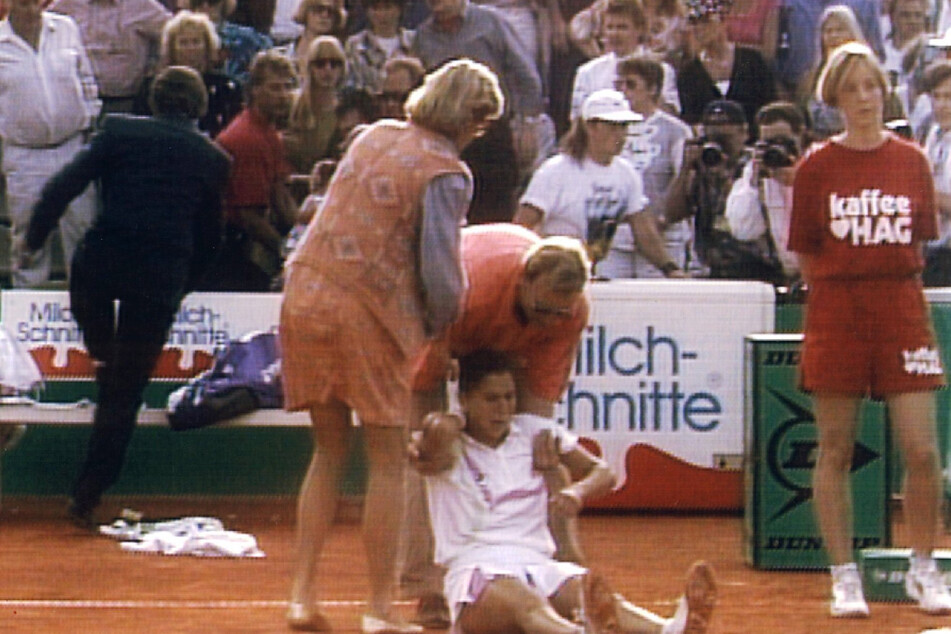 Monica Seles (49) damals nach dem Attentat am Boden.