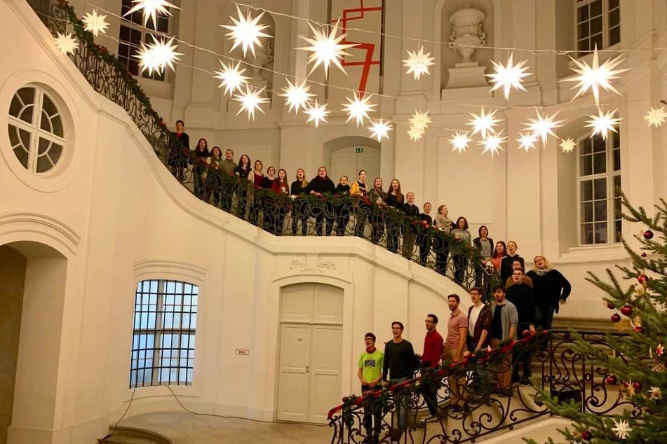 Die Musical-Werkstatt Oh-TÖNE begeistert beim Adventskonzert mit mitreißenden Auftritten.