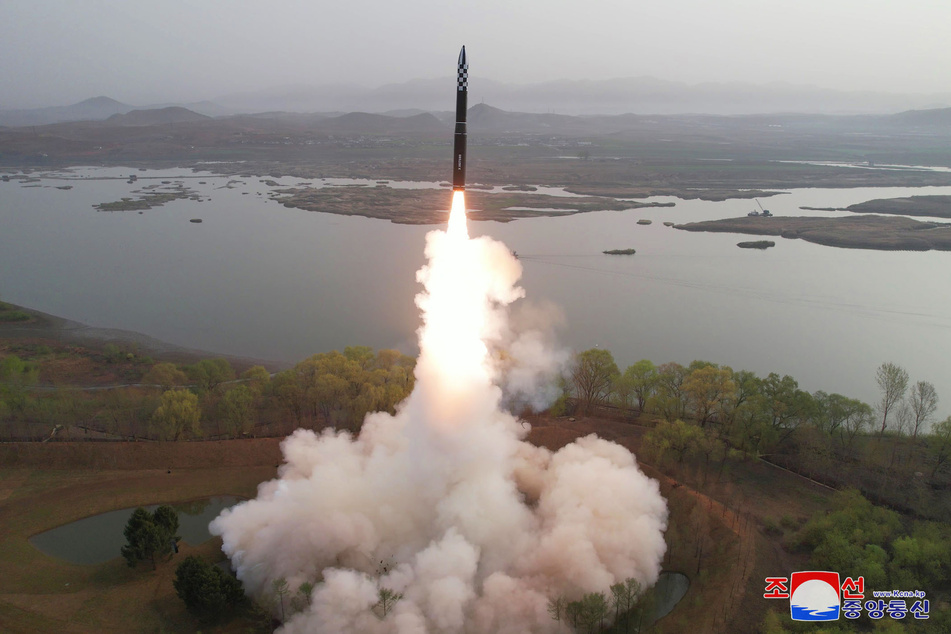 Diese Aufnahme soll nach Angaben von KCNA den Start einer ballistischen Interkontinentalrakete vom Typ Hwasong-18 am 13.04.2023 zeigen.