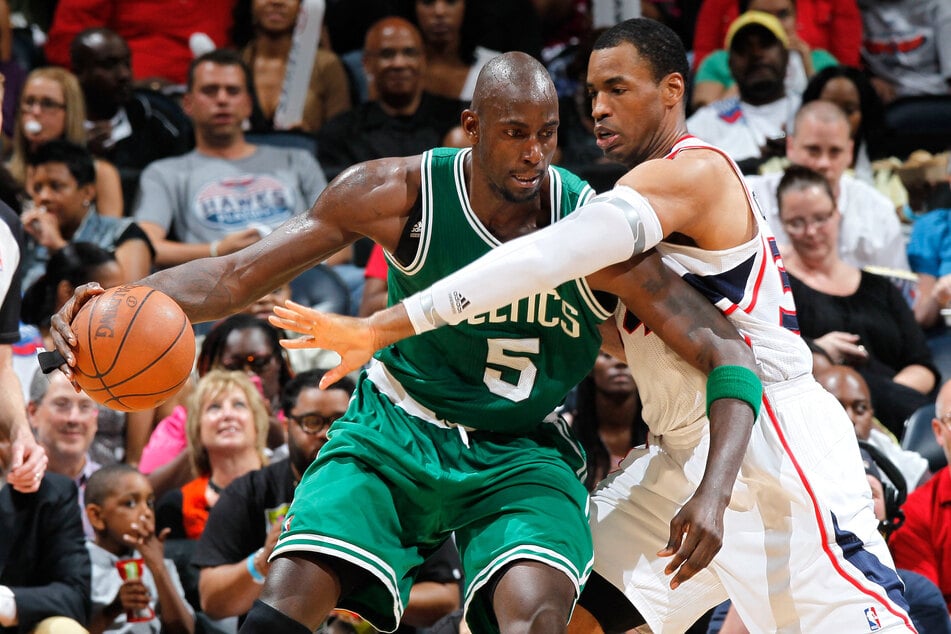 Desafiando a los más grandes del baloncesto: el jugador de 46 años compartió una vez la cancha con la leyenda de la NBA Kevin Garnett (49, a la izquierda).