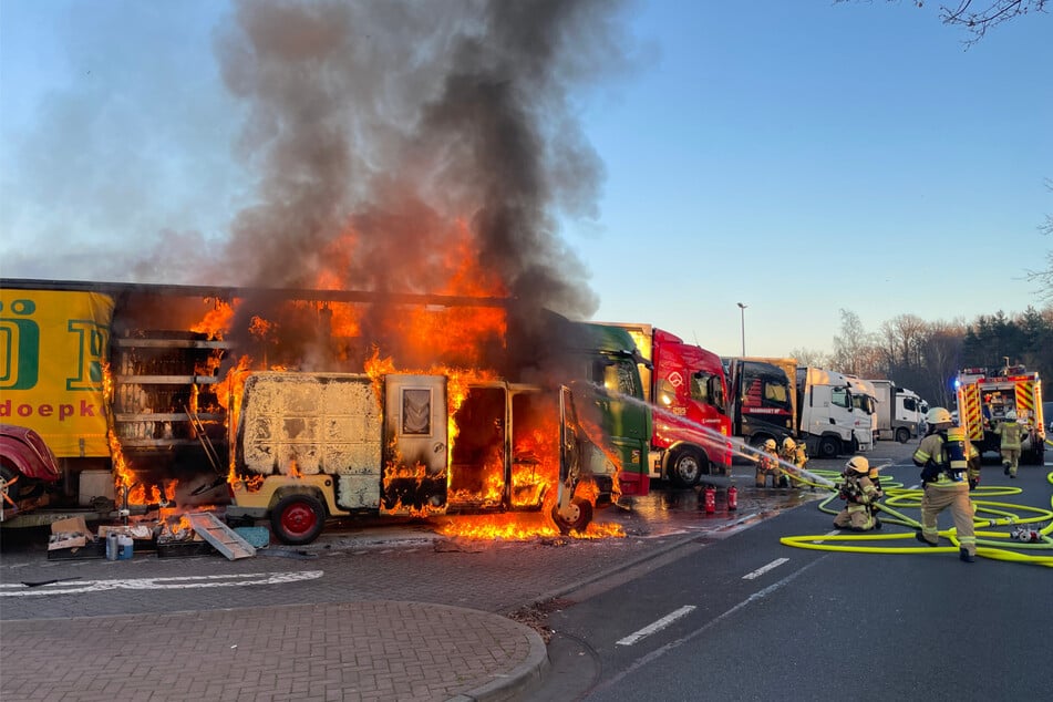 Die Feuerwehr konnte verhindern, dass weitere Fahrzeuge Feuer fingen.