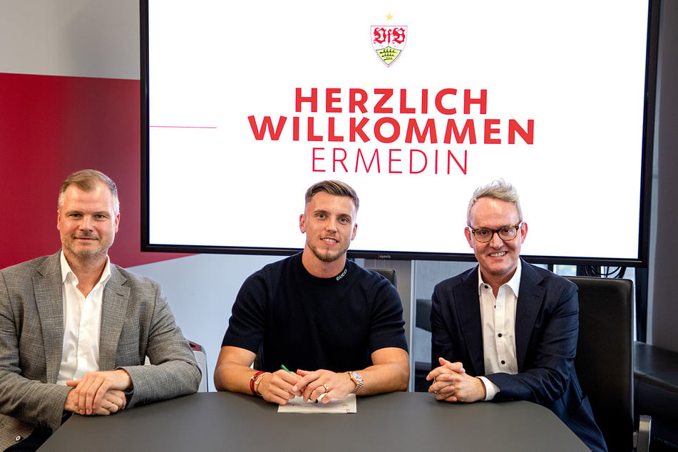 Sportvorstand Fabian Wohlgemut (45, l.) und Vorstandsvorsitzender Alexander Wehrle (49, r.) begrüßen Ermedin Demirović (26) beim VfB Stuttgart.