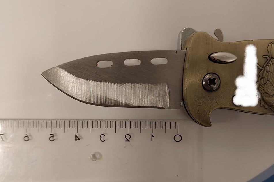 Das Springmesser hat eine Klingenlänge von fünf Zentimetern und wurde sichergestellt.