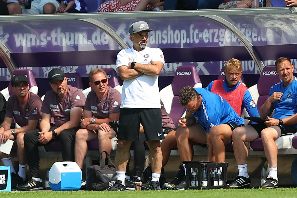 Aue-Coach Khvicha Shubitidze (51) ist nach der Partie gegen Altglienicke noch nicht zufrieden mit seiner Mannschaft.