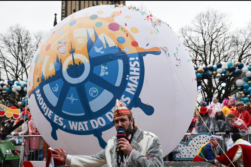 Während der Feierlichkeiten auf der Severinstraße verkündet Zugleiter Marc Michelske das Motto für die neue Karnevalssession.