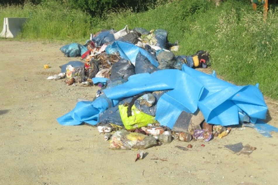 Im Reichenbacher Ortsteil Schneidenbach wurde säckeweise Müll abgeladen.